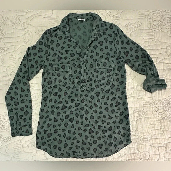 Splendid Leopard Rayon Pullover Long Tab Sleeve Green Medium Animal Print - Picture 1 of 8